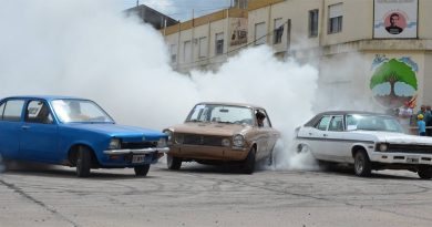 Encuentro de autos y motos de distintas épocas en Colonia Vignaud