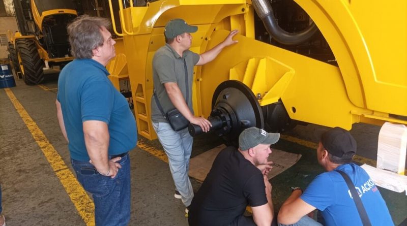 Operadores de Kazajistán visitaron fábricas cordobesas de maquinaria agrícola